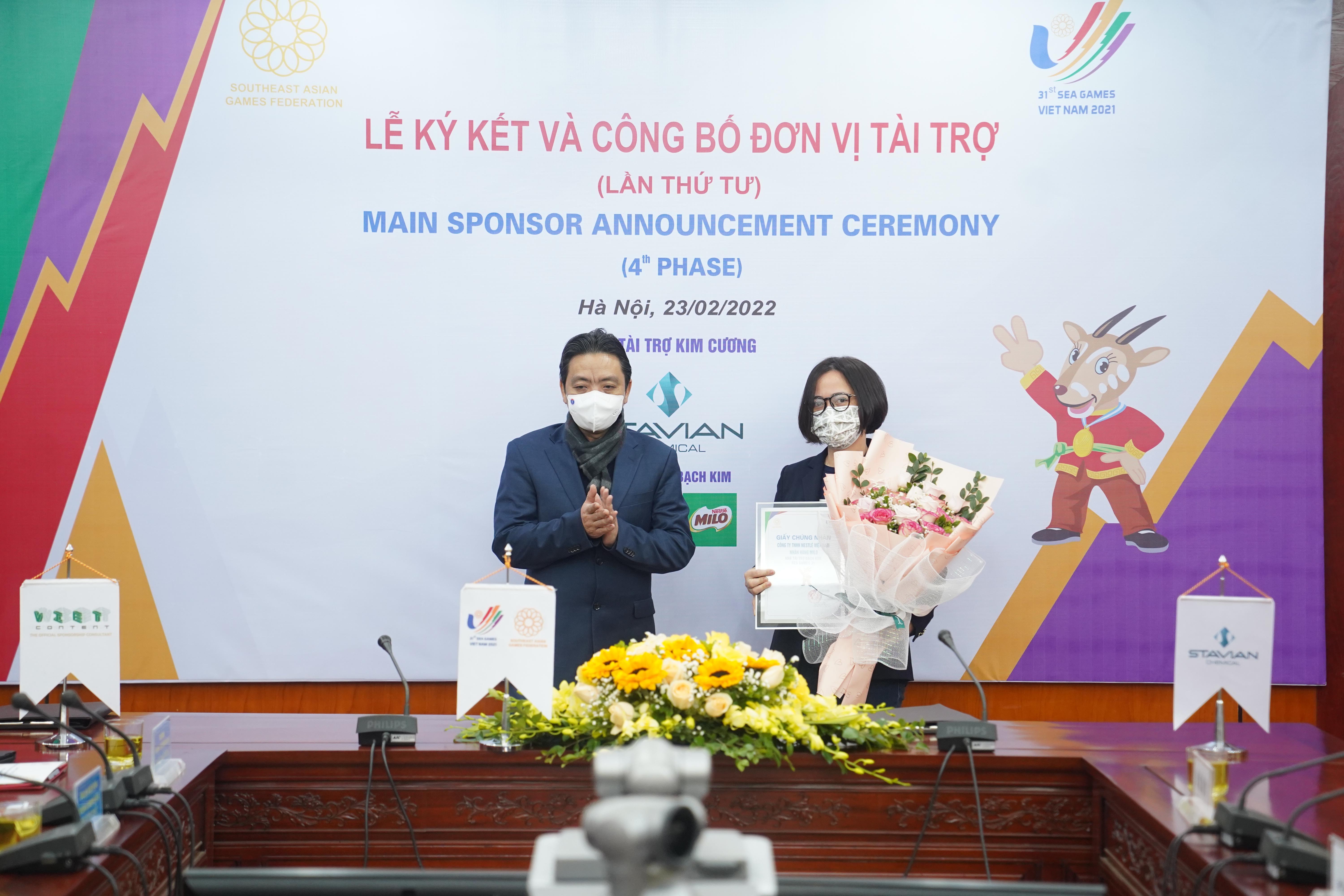 ong-hoang-dao-cuong-trao-chung-nhan-nha-tai-tro-bach-kim-cho-ba-trinh-thi-hien-phu-trach-truyen-thong-phia-bac-cong-ty-tnhh-nestle-viet-nam-1652612499.JPG