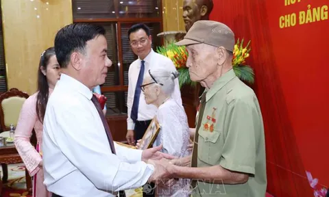 Thường trực Ban Bí thư trao Huy hiệu 80 năm tuổi Đảng đợt 2/9 cho đảng viên Đảng bộ TP Đà Nẵng