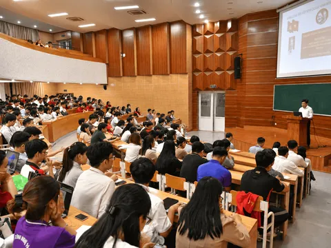 Giảng viên lý luận chính trị với nâng cao ý thức, trách nhiệm bảo vệ nền tảng tư tưởng của Đảng cho sinh viên trong bối cảnh chuyển đổi số