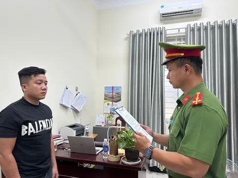 Đánh người, đe dọa, khóa cửa nhà đòi tiền đặt cọc đất, 2 người bị khởi tố