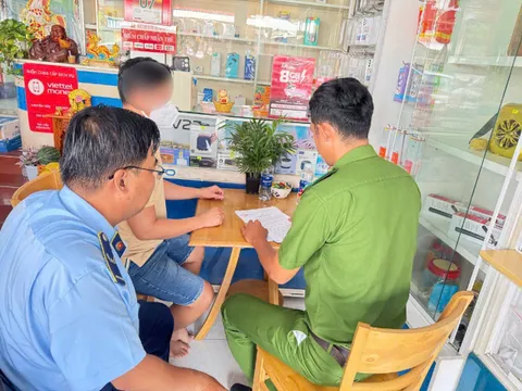 Công an xã Tân Hào tăng cường công tác phòng ngừa, đấu tranh vi phạm pháp luật lĩnh vực chống hàng giả, hàng cấm, xâm phạm quyền sở hữu trí tuệ