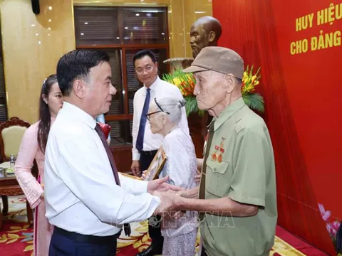 Thường trực Ban Bí thư trao Huy hiệu 80 năm tuổi Đảng đợt 2/9 cho đảng viên Đảng bộ TP Đà Nẵng